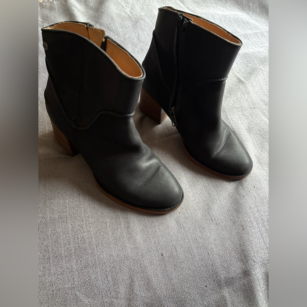 UGG ANNIE BLACK ZIP LEATHER ANKLE HEEL BOOTIE US 6.5 / EU 37.5/ UK 4.5